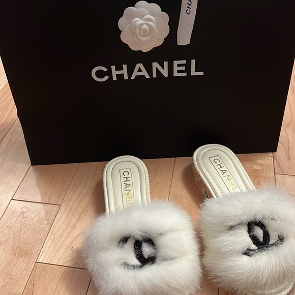 CHANEL Rare White Fur Black Logo Slippers Size 8.5 - Picture 7 of 7